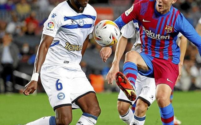 Mamadou Loum trata de llevarse un balón ante la presión de Gavi durante el último partido entre el Barça y el Alavés en el Camp Nou. Foto: Toni Albir