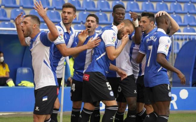 Varios jugadores del Alavés festejan el gol marcado el sábado ante el Atlético de Madrid.