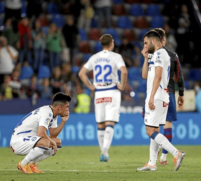 Los jugadores del Alavés, cabizbajos, al final del partido. Foto: Efe