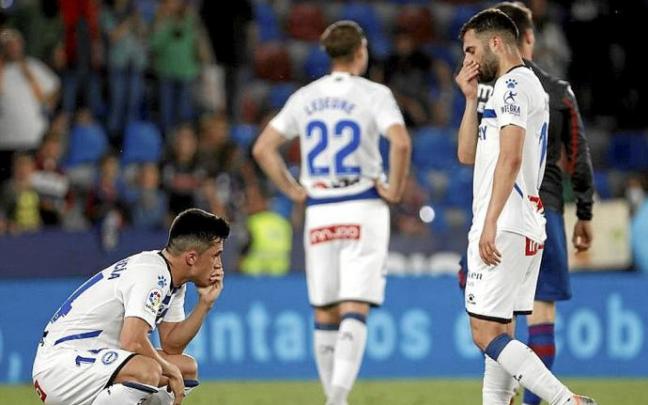 Los jugadores del Alavés, cabizbajos, al final del partido. Foto: Efe