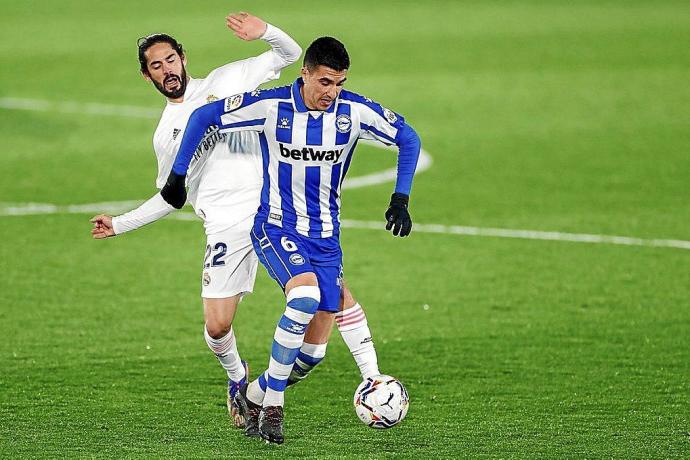 Rodrigo Battaglia supera a Isco en el Alfredo Di Stéfano (Real Madrid 1-2 Alavés). Foto: Europa Press