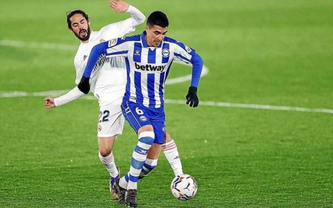 Rodrigo Battaglia supera a Isco en el Alfredo Di Stéfano (Real Madrid 1-2 Alavés). Foto: Europa Press