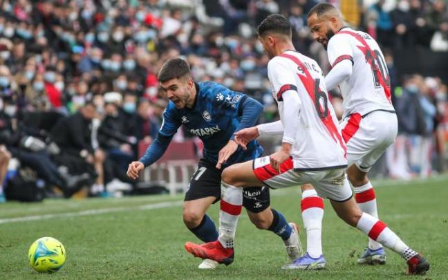 Martín Aguirregabiria intenta zafarse de la presión de Santi Comesaña y Bebé.