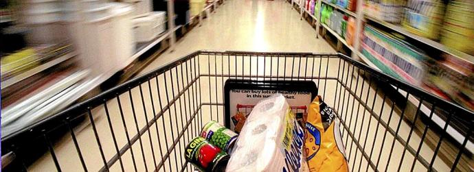 Un carro de la compra en el pasillo de un supermercado. Foto: Oskar Martínez