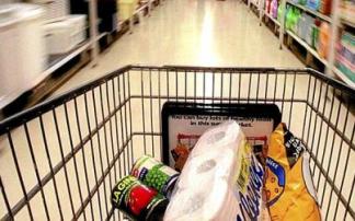 Un carro de la compra en el pasillo de un supermercado. Foto: Oskar Martínez