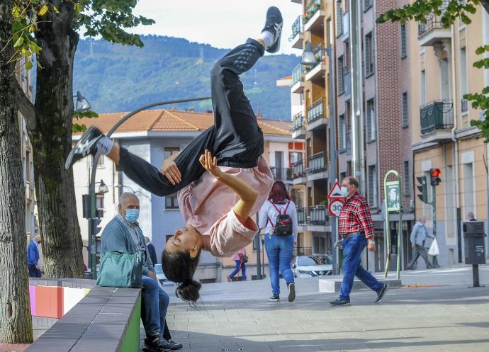 Alba Salazar realiza una pirueta en pleno centro de Sestao.