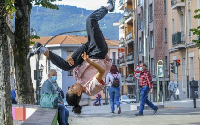 Alba Salazar realiza una pirueta en pleno centro de Sestao.