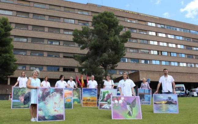 El personal sanitario posa con las obras. El personal sanitario posa con las obras.