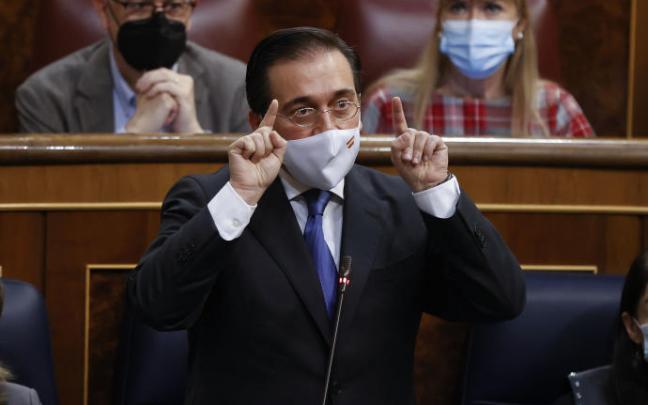 José Manuel Albares interviene durante la sesión de control en el Congreso.