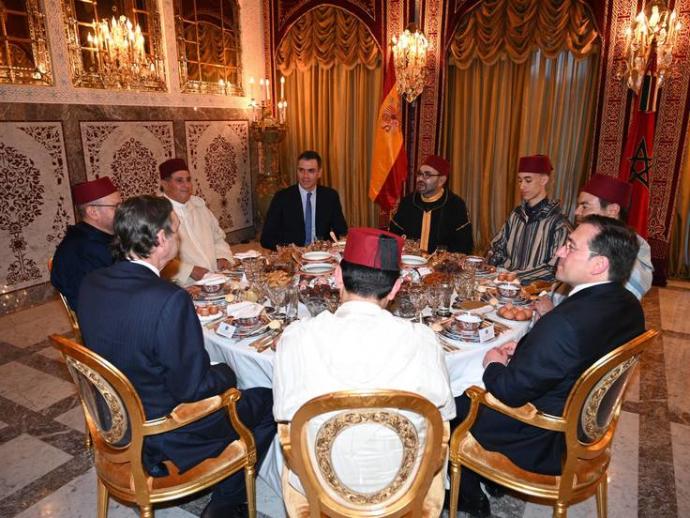 El ministro de Exteriores y Pedro Sánchez, junto Mohamed VI, durante la cena que mantuvieron en Rabat tras retomar relaciones.