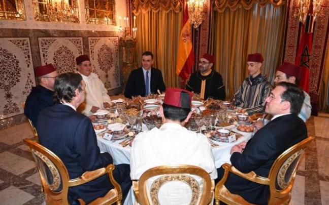 El ministro de Exteriores y Pedro Sánchez, junto Mohamed VI, durante la cena que mantuvieron en Rabat tras retomar relaciones.
