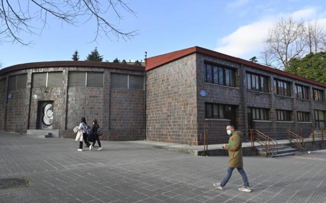 El viejo depósito de aguas será recrecido en una altura para el nuevo albergue.