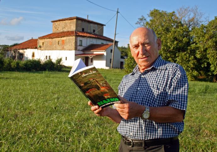 Alberto Díez de Tubillexa, con su libro sobre la historia de Berango.