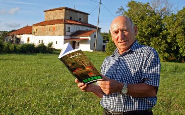 Alberto Díez de Tubillexa, con su libro sobre la historia de Berango. Alberto Díez de Tubillexa, con su libro sobre la historia de Berango.