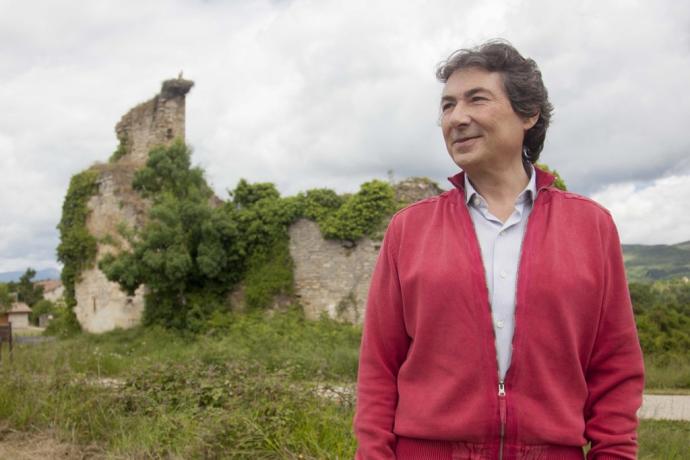 Alberto López de Ipiña, junto a la antigua iglesia del pueblo de Garaio