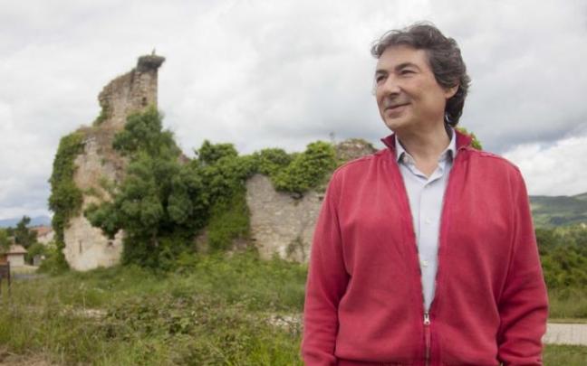 Alberto López de Ipiña, junto a la antigua iglesia del pueblo de Garaio Alberto López de Ipiña, junto a la antigua iglesia del pueblo de Garaio