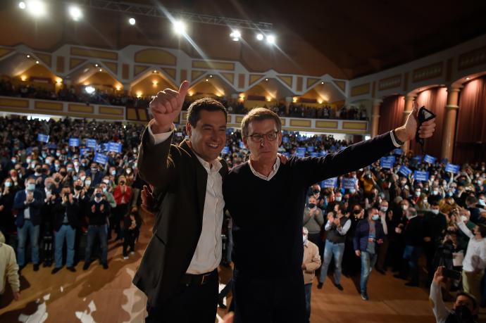 Juanma Moreno y Alberto Núñez Feijoo en un acto del PP en Torremolinos.