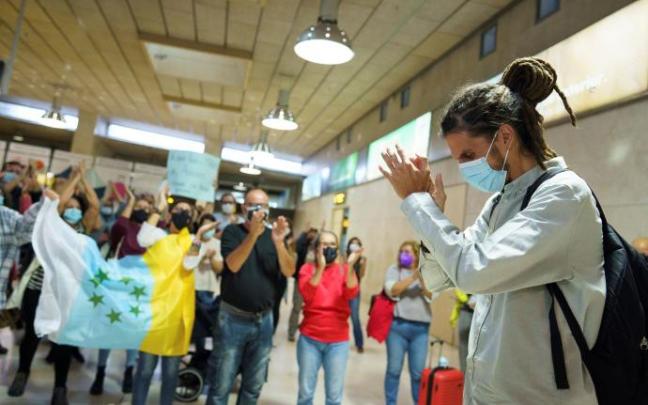 Alberto Rodríguez recibido por simpatizantes a su llegada a Canarias después de la retirada de su escaño en el Congreso Alberto Rodríguez recibido por simpatizantes a su llegada a Canarias después de la retirada de su escaño en el Congreso
