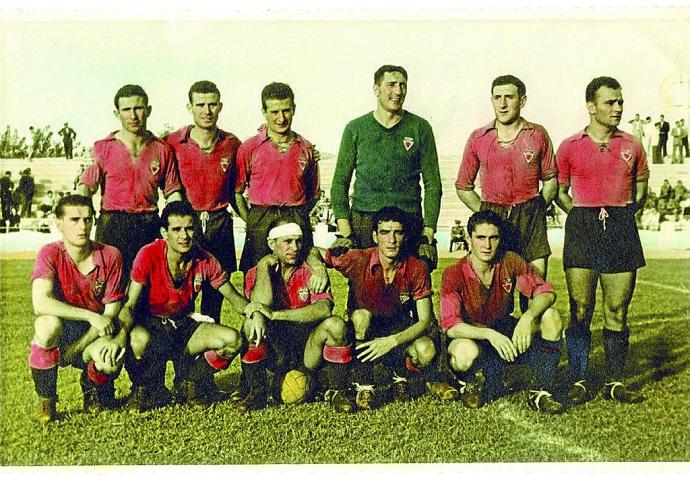 Arriba: 18 de junio de 1950. En Murguía (Álava) frente al Sestao. 'Fede' Anda, primero por la izquierda. Enmedio: Con el Real Murcia, segundo por la derecha de pie. Abajo: 'Fede' Anda, segundo por la derecha de pie, en la temporada 1949-50. Fotografías: A