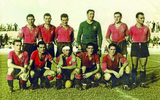 Arriba: 18 de junio de 1950. En Murguía (Álava) frente al Sestao. 'Fede' Anda, primero por la izquierda. Enmedio: Con el Real Murcia, segundo por la derecha de pie. Abajo: 'Fede' Anda, segundo por la derecha de pie, en la temporada 1949-50. Fotografías: A