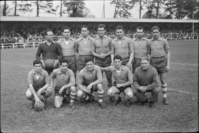 2 de abril de 1956. Campo de Deportes de Biarritz (Iparralde). Toulouse FC-Deportivo Alavés (1-2). De pie (izda. a dcha.): Arbulu, Etxeandia, Elorriaga, Erezuma, Ventura, Ibarra y Bolado. Agachados (izda. a dcha.): Aitor, Contrasta, Ucelay, Erdozia y Fern