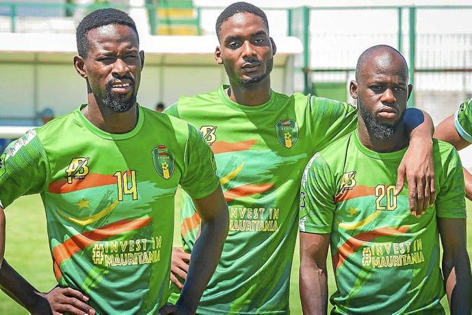 Abdallahi, en el centro, atiende una charla junto a sus compañeros de la selección de Mauritania. Foto: @ffrim