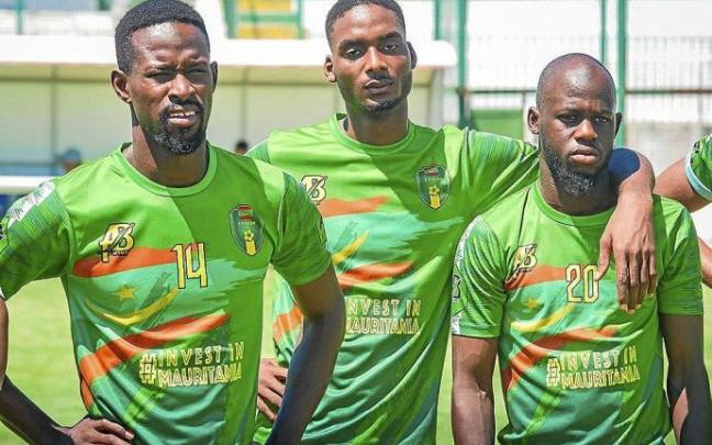 Abdallahi, en el centro, atiende una charla junto a sus compañeros de la selección de Mauritania. Foto: @ffrim