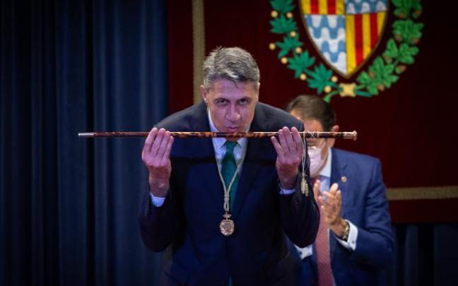 Xabier García Albiol con la vara de mando de Badalona tras retomar la alcaldía Xabier García Albiol con la vara de mando de Badalona tras retomar la alcaldía