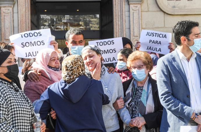 Los vecinos y amigos abrazan a Hakima, la madre de la menor de 14 años asesinada en Alcalá la Real.