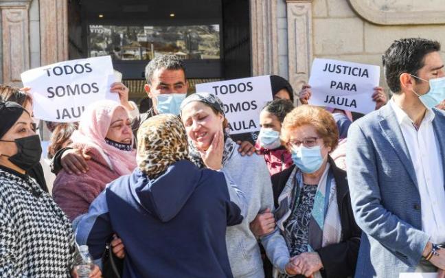 Los vecinos y amigos abrazan a Hakima, la madre de la menor de 14 años asesinada en Alcalá la Real. Los vecinos y amigos abrazan a Hakima, la madre de la menor de 14 años asesinada en Alcalá la Real.