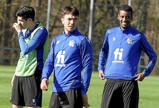 Martín Zubimendi, con Carlos Fernández e Isak en Zubieta.