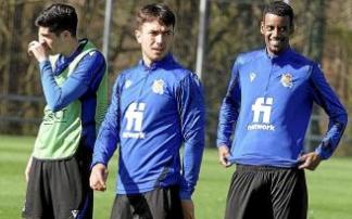 Martín Zubimendi, con Carlos Fernández e Isak en Zubieta.