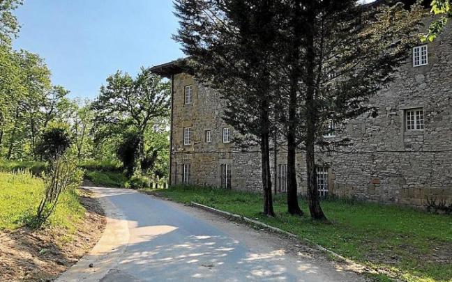La fachada lateral del palacio de Urdanibia y el camino de la avenida Jaizubia. Foto: N.G.