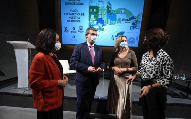 De izquierda a derecha, Amaia Agirre, Juan Mari Aburto y Amaia del Campo, junto a la moderadora, Idoia Postigo