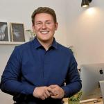 Aner Ansorena posa en las oficinas de Hauda en Lekunberri. Foto: Cedida