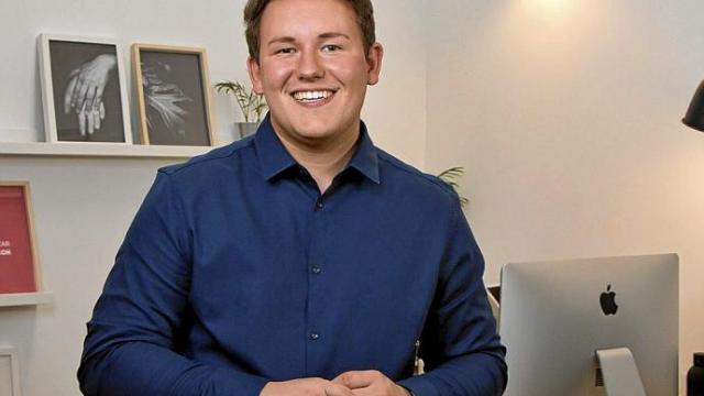 Aner Ansorena posa en las oficinas de Hauda en Lekunberri. Foto: Cedida