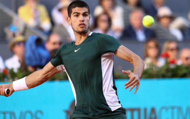 Carlos Alcaraz golpea la pelota en su partido contra Zverev. Carlos Alcaraz golpea la pelota en su partido contra Zverev.