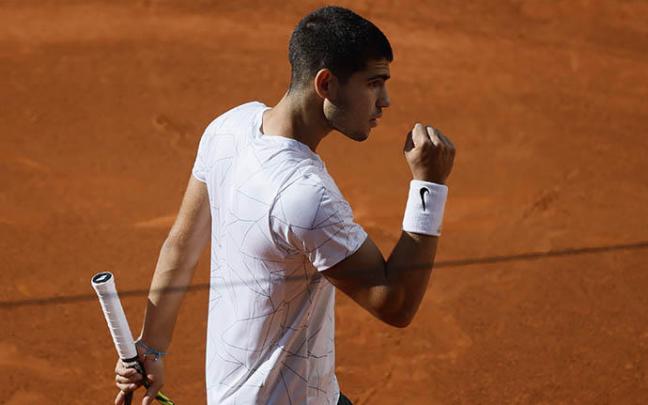 Alcaraz celebra el triunfo ante Nadal. Alcaraz celebra el triunfo ante Nadal.
