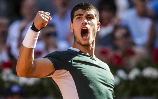 Carlos Alcaraz celebra un punto ante Djokovic. Carlos Alcaraz celebra un punto ante Djokovic.