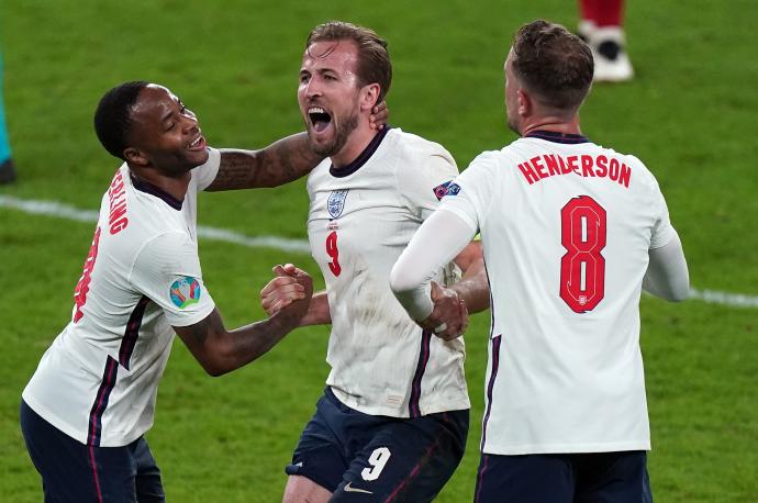 Los futbolistas de Inglaterra celebran un gol durante la Eurocopa.