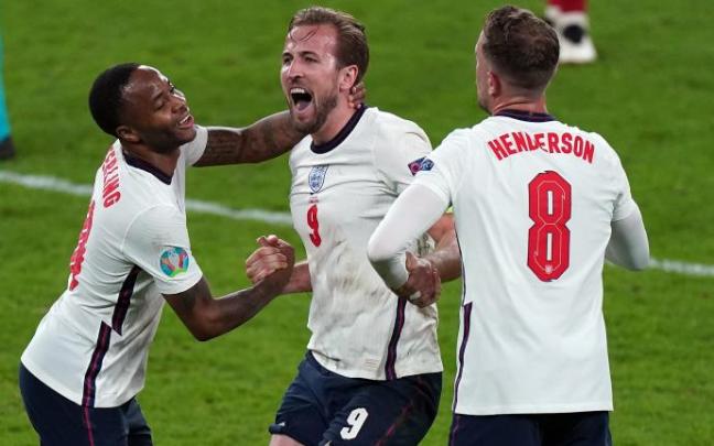 Los futbolistas de Inglaterra celebran un gol durante la Eurocopa. Los futbolistas de Inglaterra celebran un gol durante la Eurocopa.