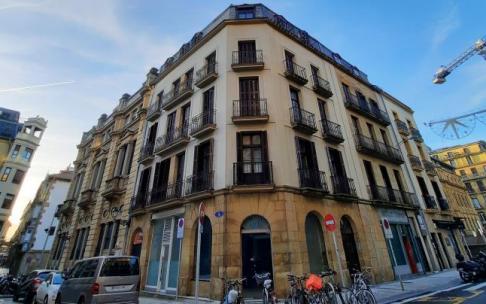 Edificio de Aldamar 1, que hace esquina, y será derribado para construir nuevas viviendas.
