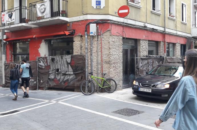 Imagen de la fachada del Bar Aldapa, aún en obras, que vuelve a abrir en julio.