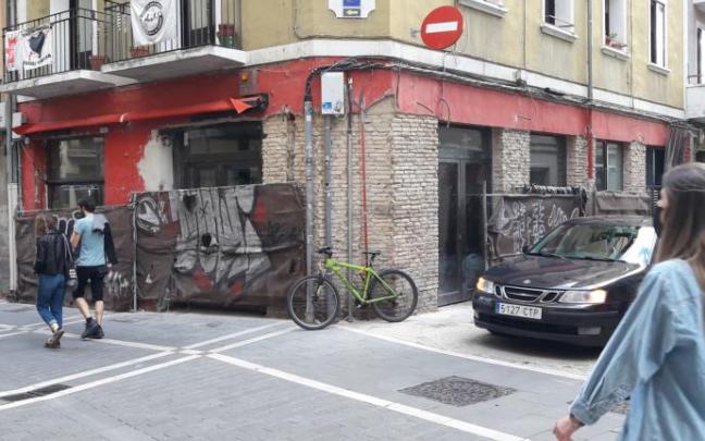 Imagen de la fachada del Bar Aldapa, aún en obras, que vuelve a abrir en julio.