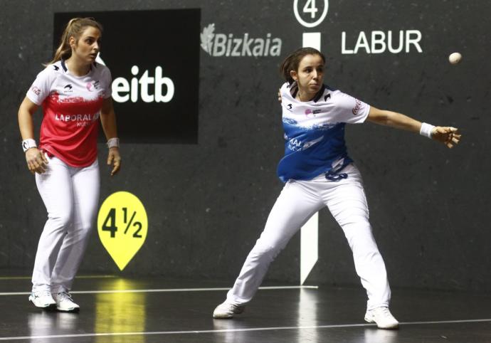 Olatz Arrizabalaga y Amaia Alday, en un lance de un encuentro anterior.