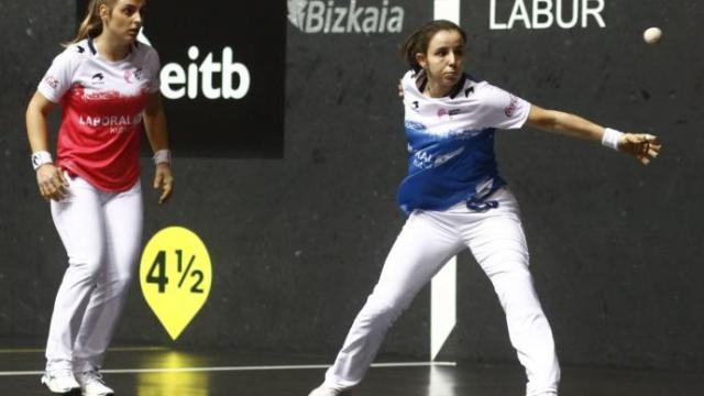 Olatz Arrizabalaga y Amaia Alday, en un lance de un encuentro anterior.