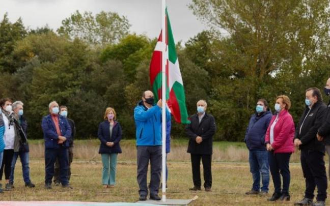 La ikurriña, a media asta en recuerdo de las víctimas del covid-19 durante la celebración del Alderdi Eguna 2020. La ikurriña, a media asta en recuerdo de las víctimas del covid-19 durante la celebración del Alderdi Eguna 2020.