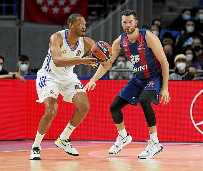 Alec Peters, que regresó a las canchas tras superar su lesión, defiende a Randolph. Foto: Euroliga