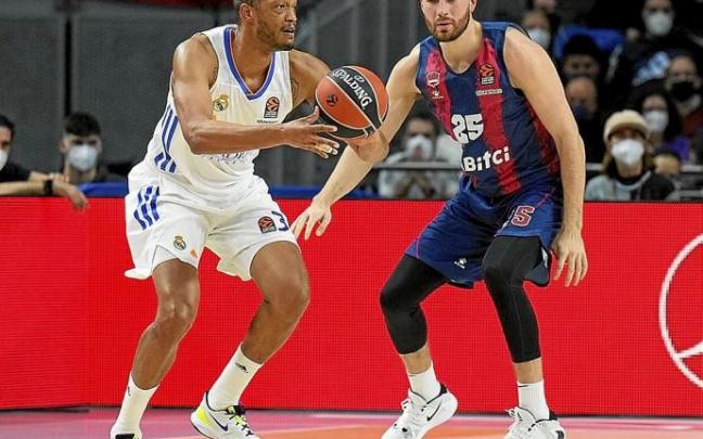 Alec Peters, que regresó a las canchas tras superar su lesión, defiende a Randolph. Foto: Euroliga