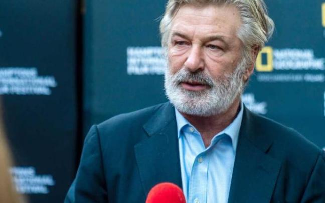 Alec Baldwin grababa un primer plano de su mano disparando la pistola hacia la cámara en el momento del accidente Alec Baldwin grababa un primer plano de su mano disparando la pistola hacia la cámara en el momento del accidente